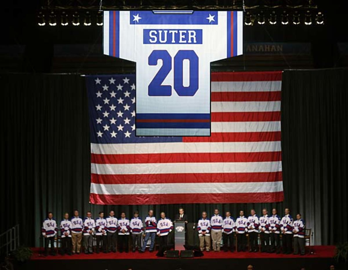 Bob-Suter-jersey-mike-groll-ap.jpg